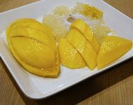 Arroz pegajoso con mango