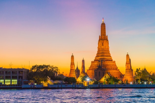Wat arun templo en el crepúsculo en bangkok, tailandia 
