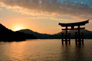 Panoramica atardecer monumento miyajima en Hiroshima.